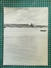 DD131 PHOTO TBE circa 1950 27x21cm Paysage lieu inconnu mer barque maison