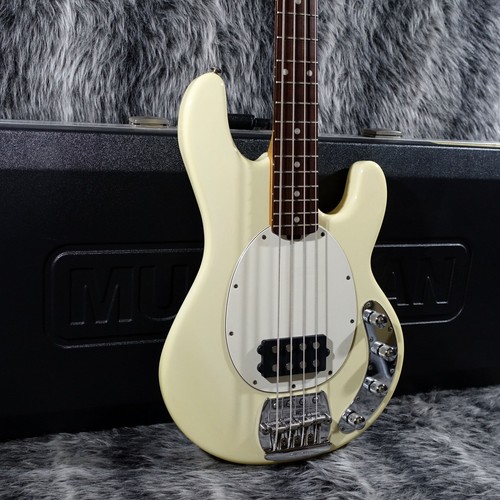 Music man stingray 3eq - music, white