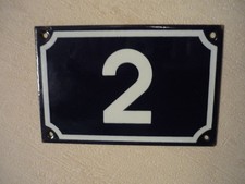 Plaque émaillée ancienne N° de rue "2" en bon état dimensions 15 x 10 cms.