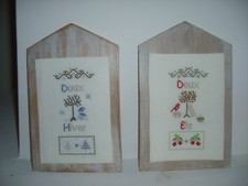 Décoration 4 saisons broderie sur plaque bois céruse blanc , 14cm x 22cm
