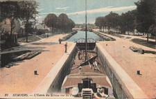77. Nemours. Des écluses. Une péniche  15309