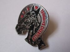 Pin's C.E Terrains Chantilly (cheval + fer à cheval, EGF argenté signé Copin)