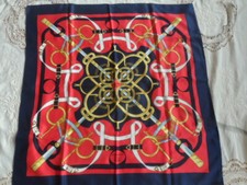 carré soie   hermès et sa boite  ( éperon d'or)   90*90cm  relouté main 