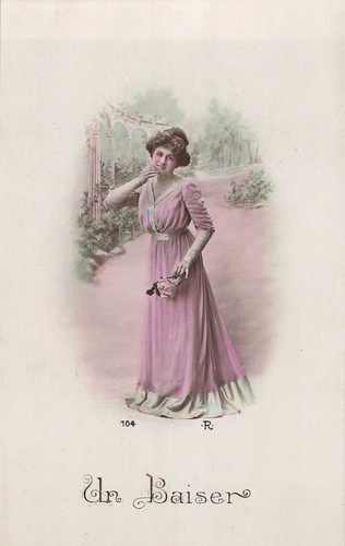Baiser medaillon femme - cp,
