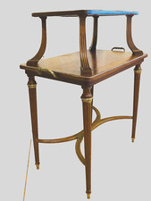 desserte deux plateaux en placage d'acajou filet de laiton  . XIX siècle .