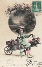 CP ENFANT CHAPEAU ASSIS SUR BROUETTE AVEC PANIER FLEURS