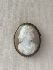Broche Camée Profile D’une Femme Époque Victorienne, Monture En Métal Argenté