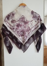 Foulard carré blanc violet, fleurs, plumes argentées légèrement pailleté