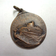 Médaille, souvenir patriotique:  " LE CHAR DE LA VICTOIRE 1918" en bronze. WW.1.