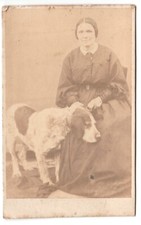Femme assise avec son chien épagneul setter Photo CDV circa 1865