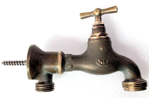 Robinet avec adaptateur - robinet, nf
