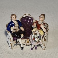 ? statuette figurine porcelaine allemande ? marque bleue a identifier