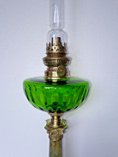 LAMPE A PETROLE,  COLONNE MARBRE A CHAPITEAU,  RESERVOIR BACCARAT CRISTAL VERT
