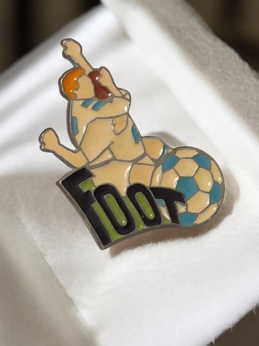 Pin vintage foot joueur - pin's,