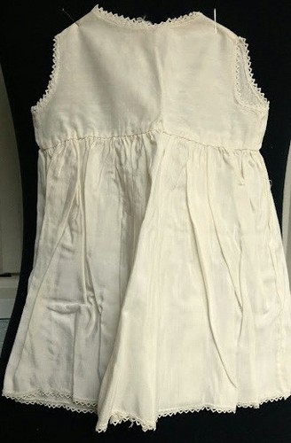 Ancienne robe ou poupée - de,