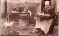 14 En normandie - une vieille dentelliere normande