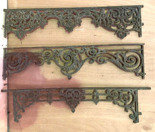 lots de trois grille de balcon en fonte de fer finement travaillée . XX siècle .