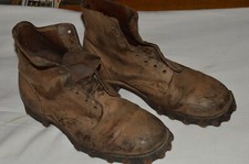 PAIRE DE BRODEQUINS CLOUTES