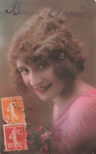 CP PORTRAIT FEMME ELEGANTE ROUGE-A-LEVRE SOURIANTE ROSES FLEURS - 43691