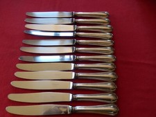 12 couteaux de table "Christofle" en métal argenté - Coffret .-