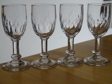 4 ANCIENS VERRES A LIQUEUR