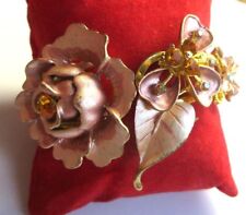 bracelet rigide s'ouvrant couleur or émail rose cristaux topaze bijou vintage 
