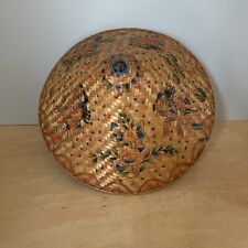 Chapeau Chinois Tressé Forme Cône, Décor Fleurs et Femme Habit Traditionnel Bali