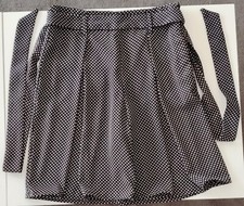 short femme noir avec petits