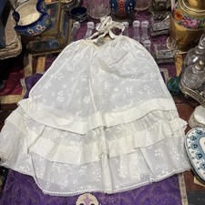 Très Ancienne Robe De bébé enfant en tulle dentelle  À Décor De Feuillages