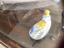 statuette porcelaine Art Deco sur moule irisée, boîte, cassée et mal restaurée