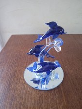 Objet décoratif 3 dauphins verre bleu et blanc sur support H 8,5 cm