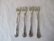 Lot de 4 fourchettes à huitre 14 cm. Métal argenté. Poinçons. Style rocaille.