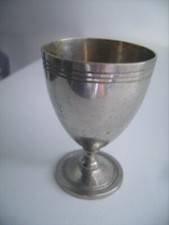 Coquetier ancien en étain mesurant 6 cm X 4 cm 