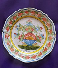 Grand plat Henriot Quimper décor polychrome bouquet de fleurs, diamètre 31 cm
