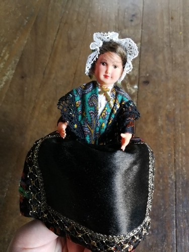 Poupée folklorique mignonette