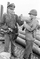 WW2 - Officier SS fouillé par