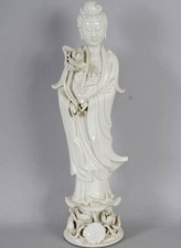 RARE TRÈS GRAND SUJET; «GUANYIN»EN PORCELAINE BLANCHE DE 47cm.ART CHINOIS/SIGNÉ