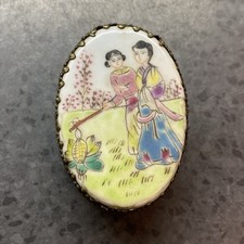 Ancienne boite Pilule /poudrier/bibelots Asiatique sur porcelaine émaillée.