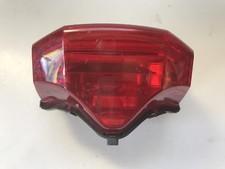 UN FEU ARRIERE ROUGE ORIGINE POUR MOTO YAMAHA 600 FZ6S FZ6 2005 5VX