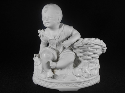 Figurine jardinière biscuit - /,