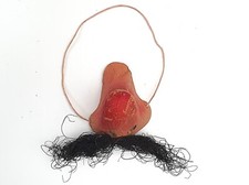 2 FAUX NEZ MOUSTACHE ET SANS