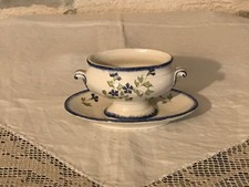 Petite saucière en faïence Creil & Montereau, modèle Barbeau, décor bleuets
