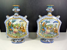 Paire de gourdes faïence Blois ? XIX° décor majolique signées H - 29 cm