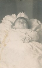 Photo-carte enfant child post-mortem dead mort décès mortuaire lit de mort bed