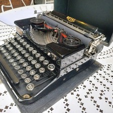 Ancienne machine à écrire Royal P88 portable noire révisée portable typewriter