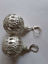 Belles grosses boucles d'oreilles dormeuses boules de marque Satellite 