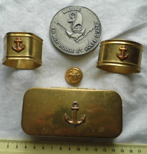 2 ronds de serviette une boite un bouton une médaille ancre de marine cuivre