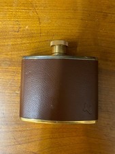 ANCIENNE FLASQUE A WHISKY MARQUE ANGLAISE CAPITONNE CUIR ET METAL DORE