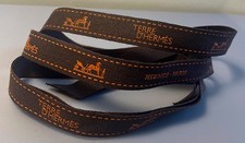 RUBAN MARRON TERRE D'HERMÈS PARIS LETTRE ORANGER AVEC LA CALÈCHE L. 1,28 mètre