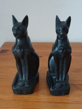 Deux statuettes de chat Bastet déesse égyptienne en pierre noire 8x5x15 cm
